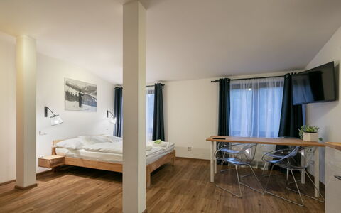 Janské Lázně 200: Gebouw, Meubilair, Comfort, Hout, Huis, Interieur Ontwerp, Gordijn, Flooring, Verdieping, Tafel