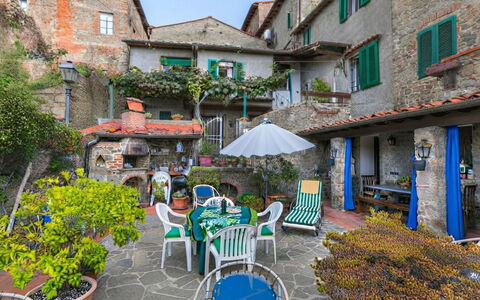 La Casa del Fale di Collodi: Huis, Struik, Bloempot, Tuin, Binnenplaats, Werf, Kamerplant, Hacienda, Landscaping, Balkon