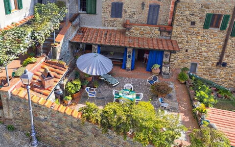 La Casa del Fale di Collodi: Muur, Bloempot, Kamerplant, Steen, Buitenmeubels, Tuin, Binnenplaats, Werf, Stoel, Buitentafel