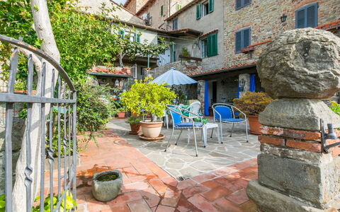 La Casa del Fale di Collodi: Meubilair, Eigendom, Cabinetry, Fotolijst, Venster, Gebouw, Comfort, Azure, Lade, Hout