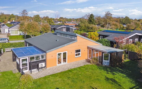 Erko - 300M from the Sea: Dak, Huis, Land Lot, Huis, Verblijf, Landgoed, Garden Gebouwen, Schaduw, Blokhut, Landscaping