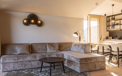Penthouse mit 2 Schlafzimmer 100.3: Meubilair, Interieur Ontwerp, Flooring, Muur, Verdieping, Bankstel, Hout, Plafond, Huis, Woonkamer