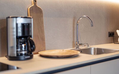 Premium mit 1 Schlafzimmer 100.1: Gootsteen, Kraan, Wastafel, Loodgieterswerkinrichting, Keuken, Countertop, Hout, Koffiezetapparaat