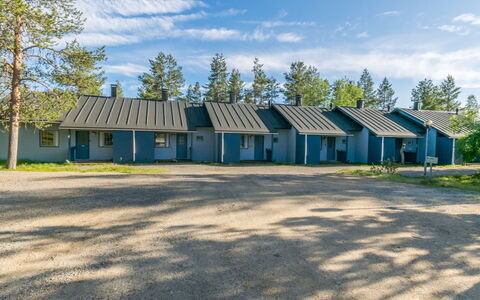 Siulapalkinen B 10: Dak, Huis, Land Lot, Verblijf, Oprit, Landscaping, Siding, Werf, Landgoed