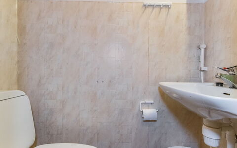 Siulapalkinen B 10: Muur, Loodgieterswerkinrichting, Badkamer, Flooring, Verdieping, Wastafel In De Badkamer, Interieur Ontwerp, Loodgieter, Toilet, Wastafel