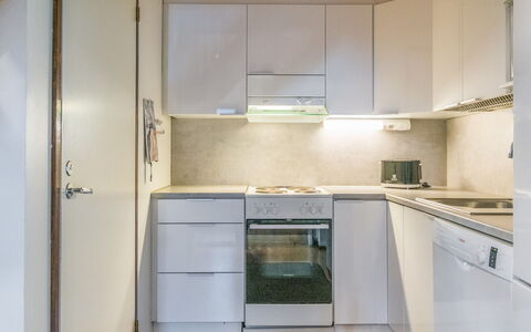 Saarihely B 9: Toestel Van De Keuken, Keuken, Countertop, Major Appliance, Cabinetry, Flooring, Interieur Ontwerp, Hout, Meubilair, Verdieping