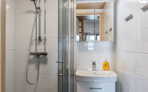 Saarihely B 9: Badkamer, Loodgieterswerkinrichting, Interieur Ontwerp, Flooring, Wastafel In De Badkamer, Verdieping, Wastafel, Kraan, Loodgieter, Douche