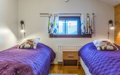 Saarihely B 9: Bed, Slaapkamer, Interieur Ontwerp, Laken, Bedding, Plafond, Meubilair, Verdieping, Linens, Flooring