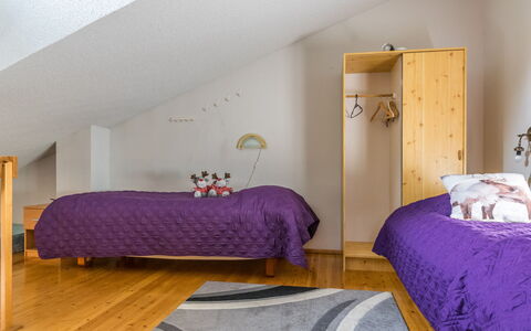 Saarihely B 9: Bed, Verdieping, Flooring, Slaapkamer, Interieur Ontwerp, Meubilair, Houten Vloer, Hout, Bedding, Laken