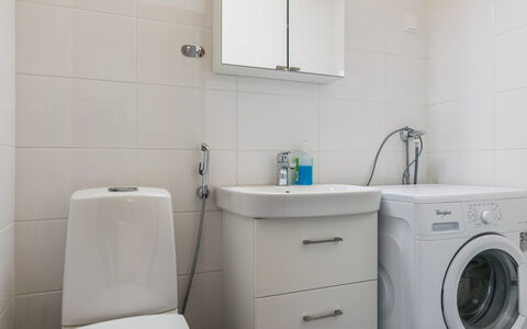 Saarihely B 9: Loodgieterswerkinrichting, Interieur Ontwerp, Wc Bril, Wastafel, Wastafel In De Badkamer, Flooring, Badkamer, Toilet, Verdieping, Badkamerkast
