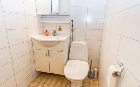 Vuolkuma a: Meubilair, Interieur Ontwerp, Flooring, Verdieping, Tafel, Plafond, Keuken En Eettafel, Verlichting, Stoel, Huis