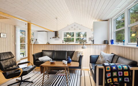 Stillfrieda - 150M from the Sea: Interieur Ontwerp, Meubilair, Flooring, Hout, Bankstel, Verdieping, Plafond, Woonkamer, Houten Vloer, Huis
