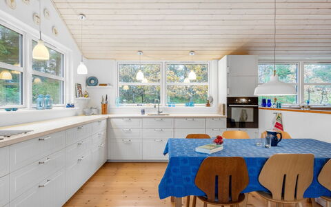 Stillfrieda - 150M from the Sea: Hout, Flooring, Interieur Ontwerp, Keuken, Plafond, Countertop, Huis, Verdieping, Meubilair, Houten Vloer