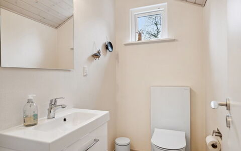 Stillfrieda - 150M from the Sea: Badkamer, Loodgieterswerkinrichting, Muur, Flooring, Wastafel In De Badkamer, Verdieping, Wastafel, Interieur Ontwerp, Toilet, Kraan