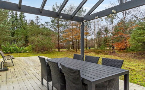 Stillfrieda - 150M from the Sea: Meubilair, Interieur Ontwerp, Flooring, Hout, Verdieping, Plafond, Houten Vloer, Stoel, Tafel, Verlichting