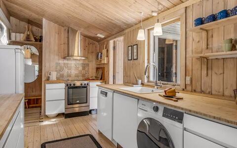 Thrineke - 600M from the Sea: Hout, Interieur Ontwerp, Flooring, Plafond, Keuken, Countertop, Verdieping, Major Appliance, Kamer, Meubilair