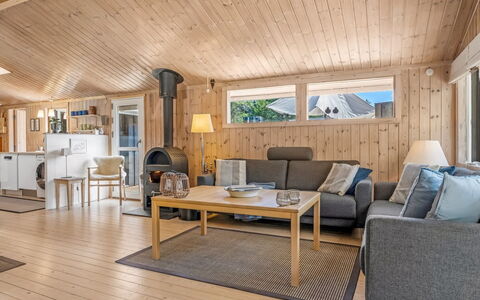 Thrineke - 600M from the Sea: Hout, Plafond, Interieur Ontwerp, Meubilair, Flooring, Verdieping, Huis, Houten Vloer, Kamer, Woonkamer
