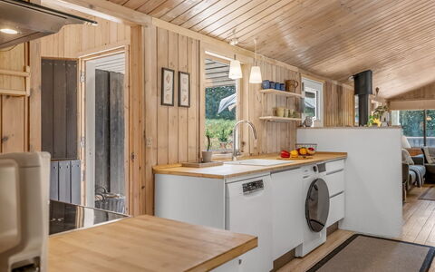 Thrineke - 600M from the Sea: Hout, Flooring, Interieur Ontwerp, Plafond, Verdieping, Major Appliance, Keuken, Countertop, Meubilair, Kamer