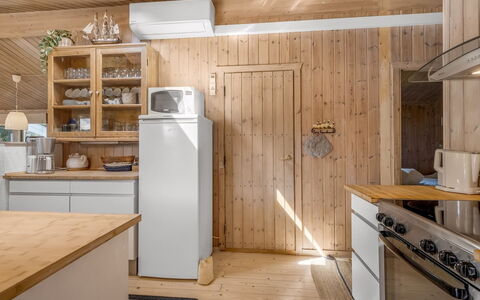 Thrineke - 600M from the Sea: Keuken, Meubilair, Hout, Toestel Van De Keuken, Major Appliance, Flooring, Interieur Ontwerp, Countertop, Plafond, Cabinetry
