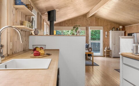Thrineke - 600M from the Sea: Keuken, Countertop, Hout, Flooring, Interieur Ontwerp, Meubilair, Plafond, Verdieping, Loodgieterswerkinrichting, Toestel Van De Keuken