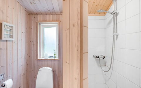 Thrineke - 600M from the Sea: Flooring, Hout, Verdieping, Loodgieterswerkinrichting, Interieur Ontwerp, Plafond, Kamer, Badkamer, Loodgieter, Beits