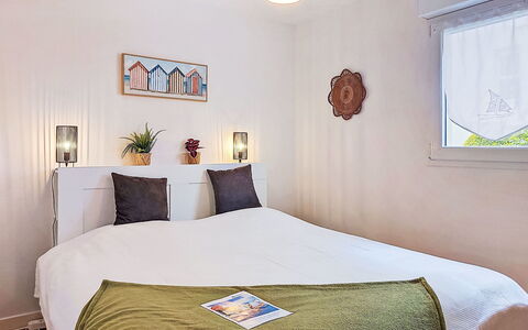 L'Air du Large: Bed, Meubilair, Slaapkamer, Interieur Ontwerp, Muur, Verdieping, Laken, Bedding, Flooring, Kamer