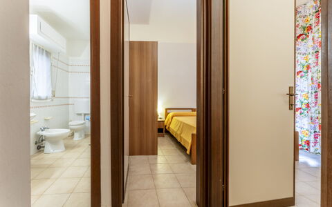 Giannella Beach Residence Apartment - Giannella, G: Hout, Gebouw, Verdieping, Deur, Flooring, Wastafel, Huis, Badkamer, Loodgieterswerkinrichting