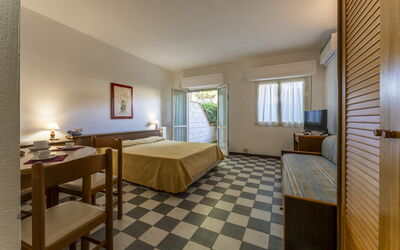 Giannella Beach Residence Apartment Mono 1: Meubilair, Tafel, Fotolijst, Hout, Flooring, Verdieping, Kamerplant, Woonkamer, Venster
