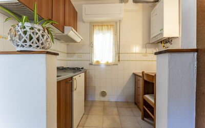 Giannella Beach Residence Apartment Bilo 2: Eigendom, Cabinetry, Countertop, Gebouw, Hout, Interieur Ontwerp, Venster, Keuken, Flooring, Verdieping