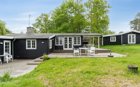 Rami - 2Km from the Sea: Hout, Dak, Architectuur, Huis, Huis, Verblijf, Siding, Hardwood, Helling, Landgoed