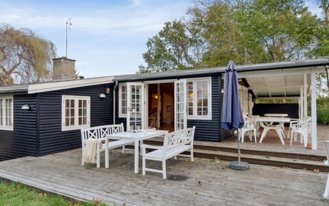 Rami - 2Km from the Sea: Hout, Dak, Architectuur, Huis, Huis, Verblijf, Siding, Hardwood, Helling, Landgoed