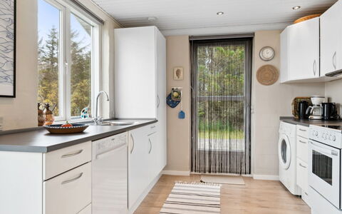 Luchia - 200M to the Fjord: Countertop, Toestel Van De Keuken, Keuken, Hout, Major Appliance, Interieur Ontwerp, Flooring, Meubilair, Cabinetry, Huishoudapparatuur