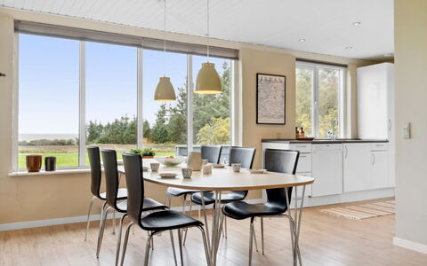 Luchia - 200M to the Fjord: Meubilair, Interieur Ontwerp, Stoel, Flooring, Eetkamer, Tafel, Verdieping, Keuken En Eettafel, Hout, Plafond