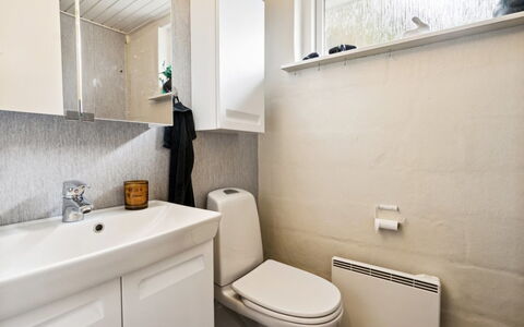 Luchia - 200M to the Fjord: Wc Bril, Loodgieterswerkinrichting, Flooring, Toilet, Wastafel, Verdieping, Badkamer, Interieur Ontwerp, Wastafel In De Badkamer, Loodgieter