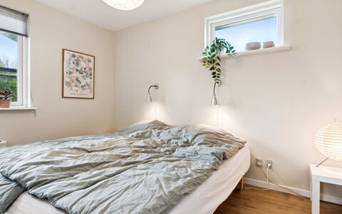 Luchia - 200M to the Fjord: Bed, Meubilair, Interieur Ontwerp, Slaapkamer, Bedding, Muur, Verdieping, Laken, Flooring, Plafond