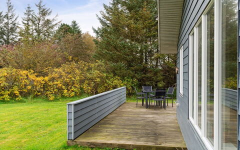 Luchia - 200M to the Fjord: Gras, Hout, Struik, Siding, Land Lot, Plank, Groundcover, Tuin, Dek, Hardwood