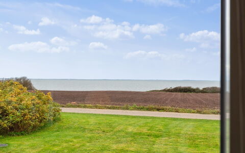 Luchia - 200M to the Fjord: Lucht, Gras, Horizon, Natuurlijk Landschap, Grasland, Plain, Ecoregio, Wolk, Land Lot, Zee