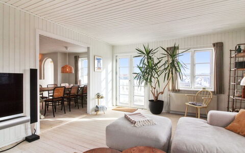 Edmond - 150M from the Sea: Interieur Ontwerp, Meubilair, Flooring, Verdieping, Muur, Hout, Houten Vloer, Plafond, Bankstel, Woonkamer