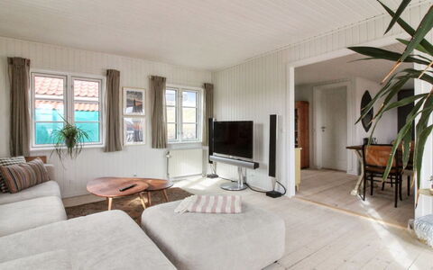 Edmond - 150M from the Sea: Flooring, Muur, Verdieping, Interieur Ontwerp, Hout, Meubilair, Bankstel, Plafond, Woonkamer, Huis
