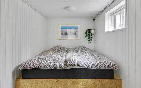 Edmond - 150M from the Sea: Hout, Flooring, Verdieping, Interieur Ontwerp, Slaapkamer, Plafond, Beits, Hardwood, Plank, Bed