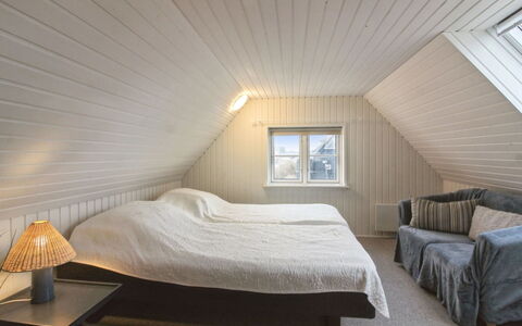 Edmond - 150M from the Sea: Muur, Hout, Plafond, Flooring, Verdieping, Slaapkamer, Interieur Ontwerp, Bed, Laken, Verlichting