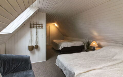 Edmond - 150M from the Sea: Muur, Slaapkamer, Hout, Verdieping, Bed, Plafond, Flooring, Laken, Interieur Ontwerp, Bedding