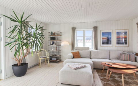 Edmond - 150M from the Sea: Flooring, Verdieping, Hout, Interieur Ontwerp, Houten Vloer, Bankstel, Meubilair, Woonkamer, Plafond, Huis