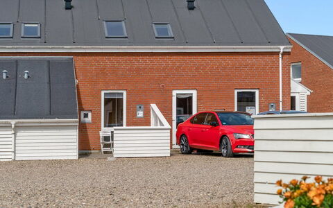 Ilka - 2.3Km from the Sea: Dak, Huis, Huis, Verblijf, Deur, Siding, Dek, Veranda, Plank, Hardwood