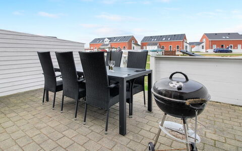 Ilka - 2.3Km from the Sea: Dak, Huis, Huis, Verblijf, Deur, Siding, Dek, Veranda, Plank, Hardwood