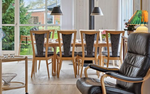 Kjera - 450M from the Sea: Meubilair, Interieur Ontwerp, Flooring, Hout, Verdieping, Plafond, Houten Vloer, Stoel, Tafel, Verlichting