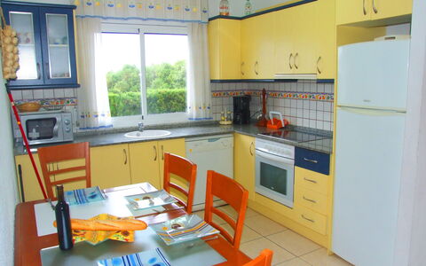 Villa Marisol: Cabinetry, Eigendom, Gootsteen, Venster, Meubilair, Countertop, Kraan, Wastafel, Keuken, Toestel Van De Keuken