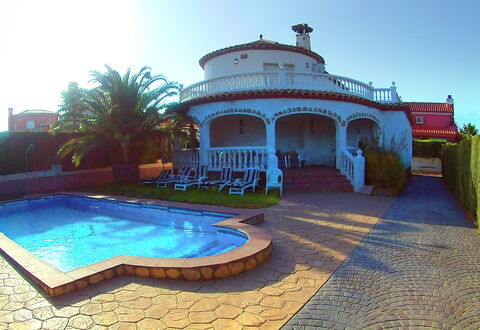 Villa Marisol: Water, Lucht, Eigendom, Fabriek, Azure, Zwembad, Verlichting, Vrije Tijd, Landschap, Boom