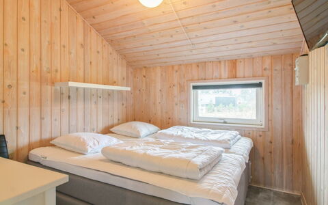 Birger - 500M from the Sea: Hout, Slaapkamer, Bed, Laken, Bedding, Plafond, Bed Frame, Hardwood, Beits, Plank