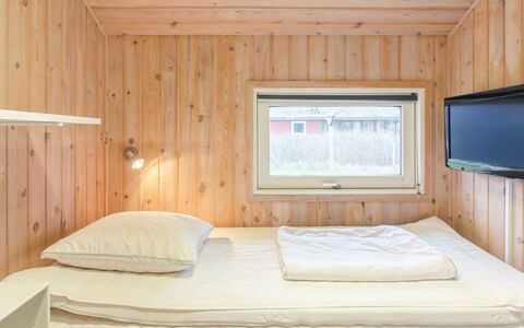 Birger - 500M from the Sea: Slaapkamer, Hout, Interieur Ontwerp, Bed, Plafond, Laken, Flooring, Verdieping, Bedding, Verlichting